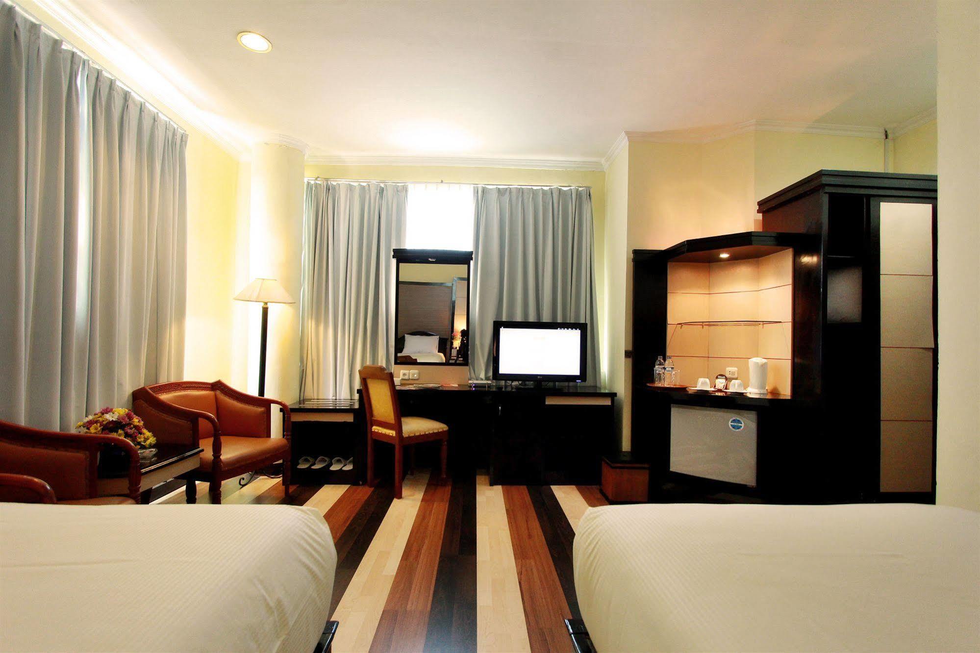 Pandanaran Hotel Semarang Exterior foto